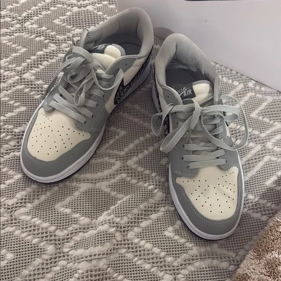 Nike Dior style Gray and White Athletic Shoes with Sleek Design - Picture 3 of 7